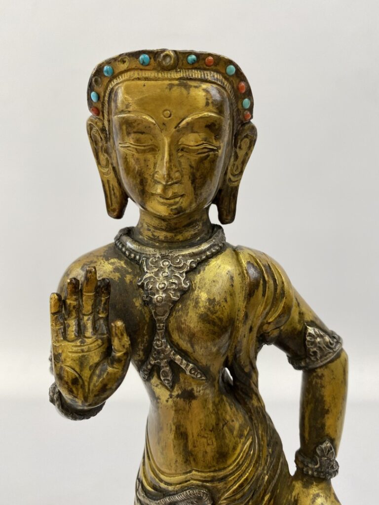 Sujet en bronze doré - Tibet - Représentant Padmapani debout légèrement déhanch…