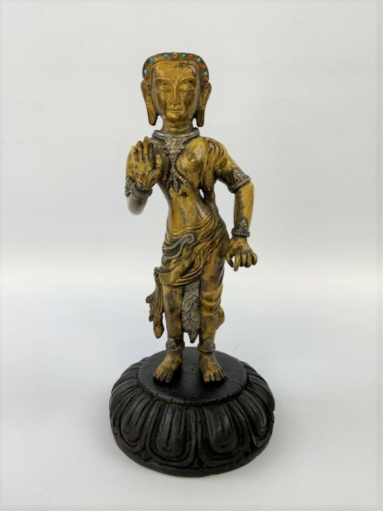Sujet en bronze doré - Tibet - Représentant Padmapani debout légèrement déhanch…