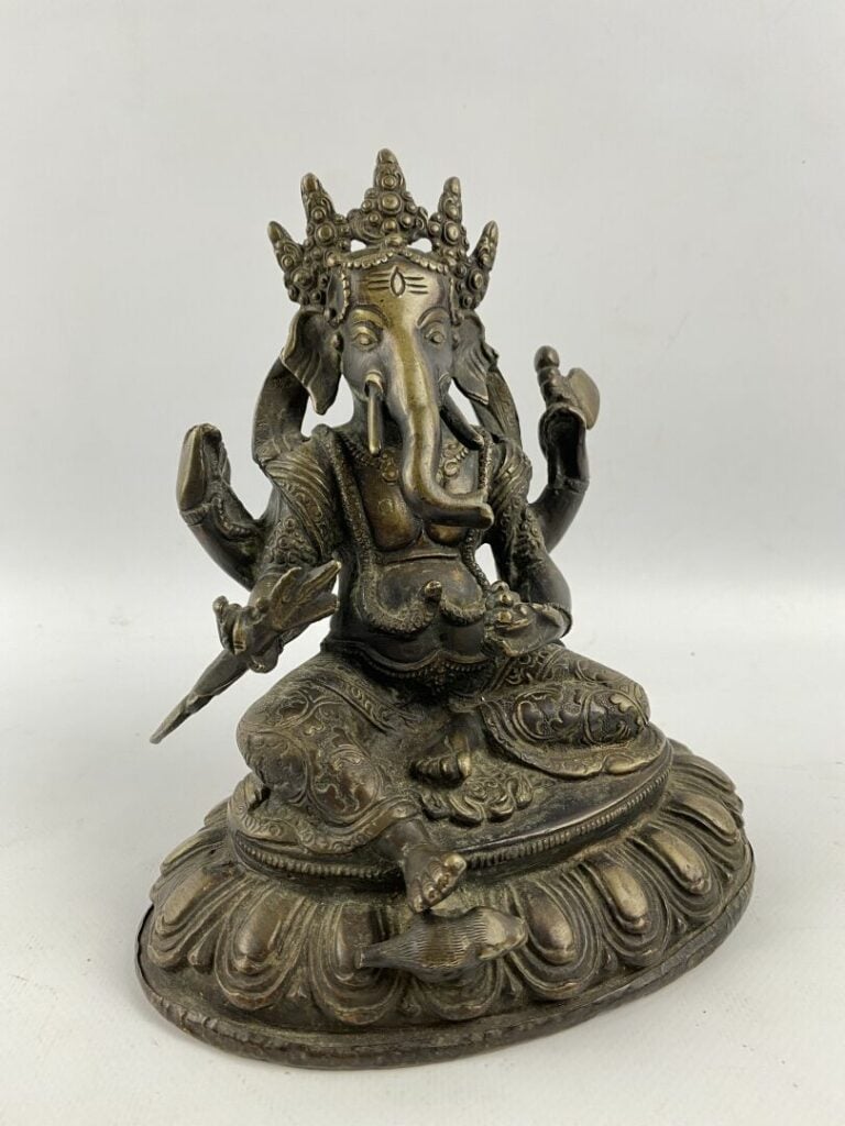 Sujet en bronze sculpté à patine brune figurant ganesh assis sur une base lotif…