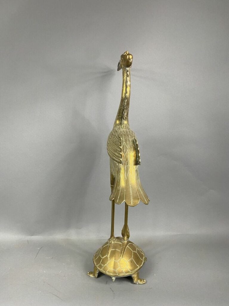 Sujet en bronze sculpté représentant un héron se tenant debout sur une tortue -…