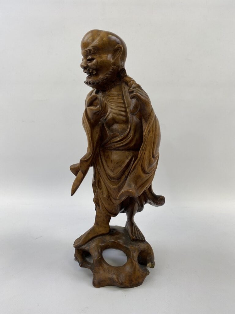 SUJET EN BUIS SCULPTE A L'EFFIGIE DE LI TIEGUAI - Chine, 1900-1920 - (fêles, ac…