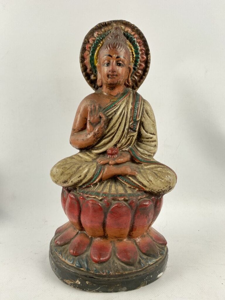 Sujet en composition polychrome figurant une divinité assise en padmasana sur u…