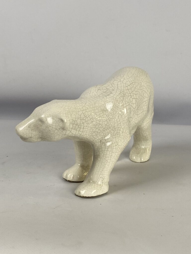 Sujet en faïence craquelée émaillée beige figurant un ours polaire - 16 x 26 cm…