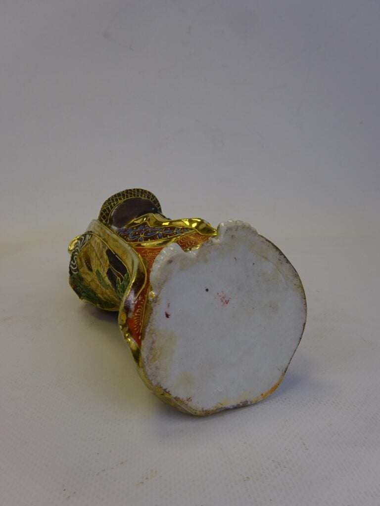 SUJET EN FAIENCE DE SATSUMA - Japon - A l'effigie d'une divinité portant une ca…