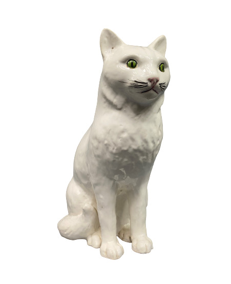 Sujet en faïence émaillée blanche représentant un chat assis