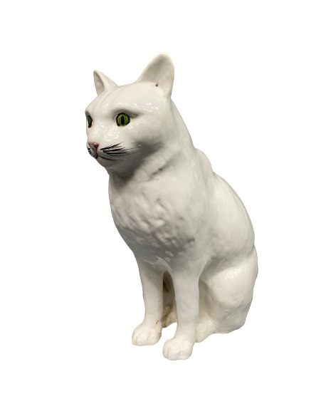 Sujet en faïence émaillée blanche représentant un chat assis