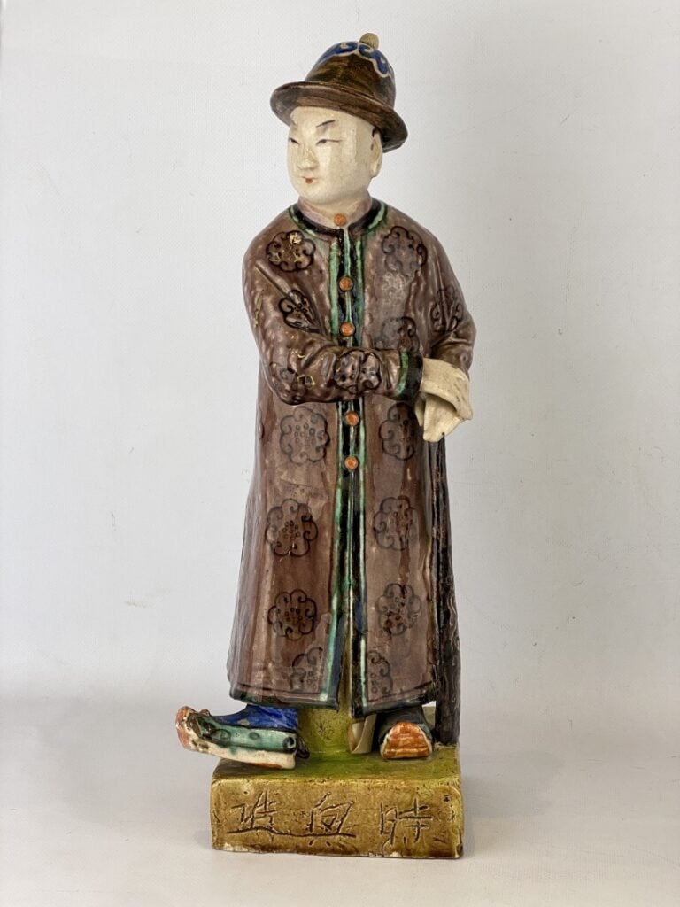Sujet en grès émaillé polychrome à l'effigie d'un dignitaire - Chine - Il est r…