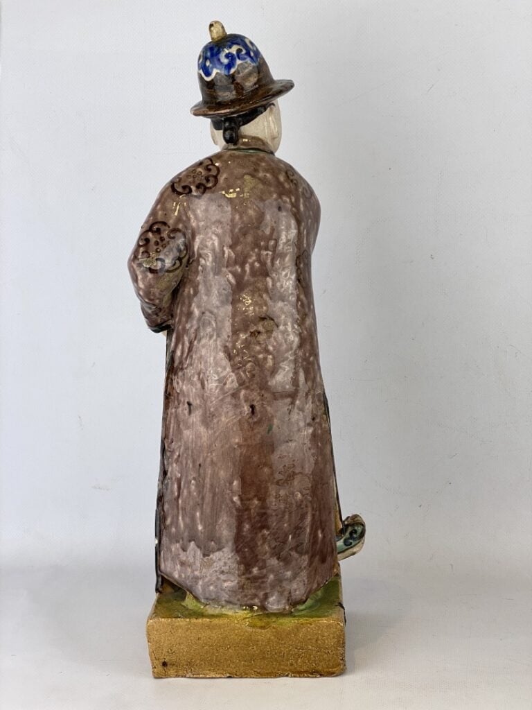 Sujet en grès émaillé polychrome à l'effigie d'un dignitaire - Chine - Il est r…