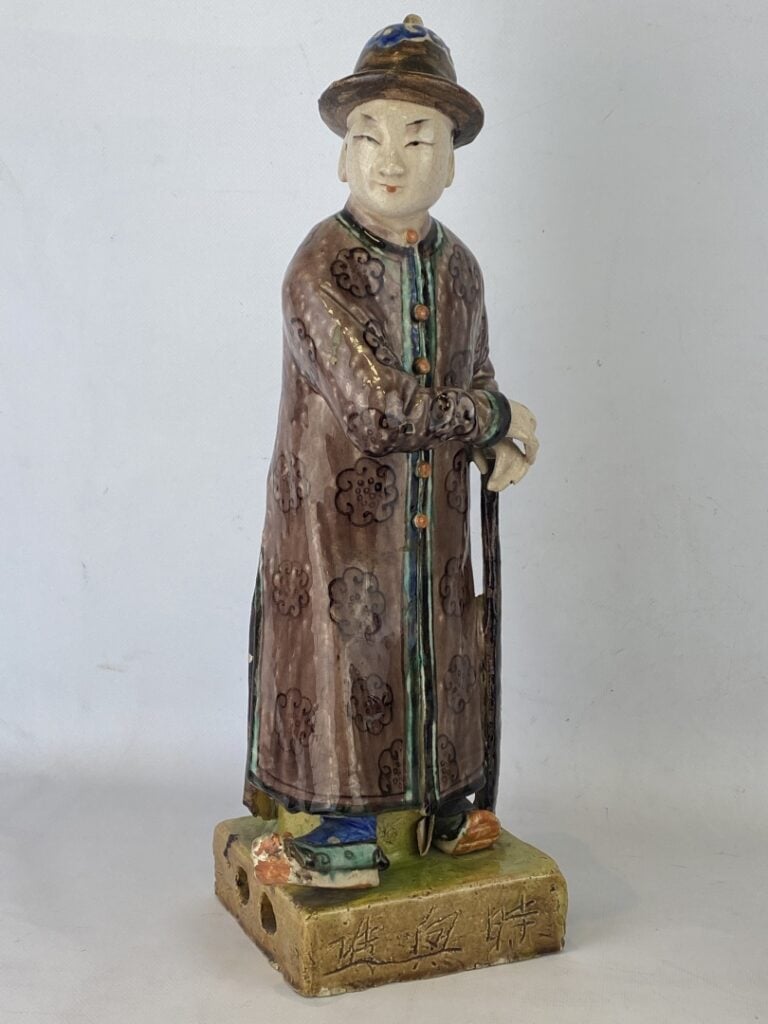 Sujet en grès émaillé polychrome à l'effigie d'un dignitaire - Chine - Il est r…