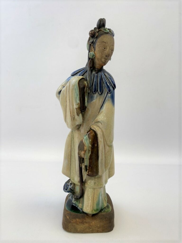 SUJET EN GRES EMAILLE, SHIWAN - Chine - Statuette en grès émaillé polychrome à…