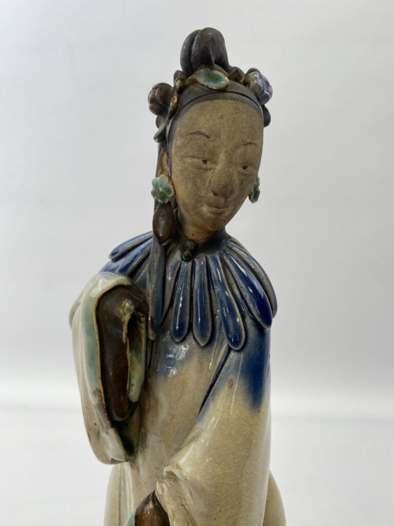 SUJET EN GRES EMAILLE, SHIWAN - Chine - Statuette en grès émaillé polychrome à…