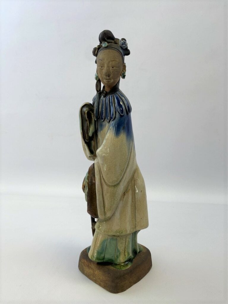 SUJET EN GRES EMAILLE, SHIWAN - Chine - Statuette en grès émaillé polychrome à…