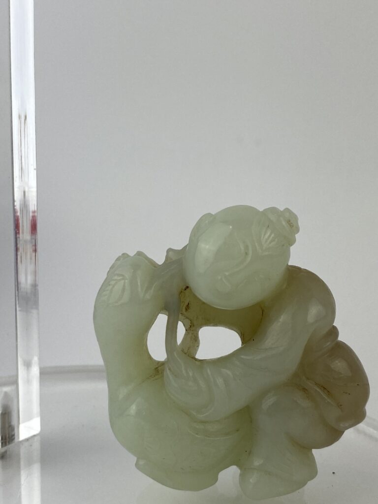 Sujet en jade céladon et rouille - Chine - Représentant un enfant jouant avec u…