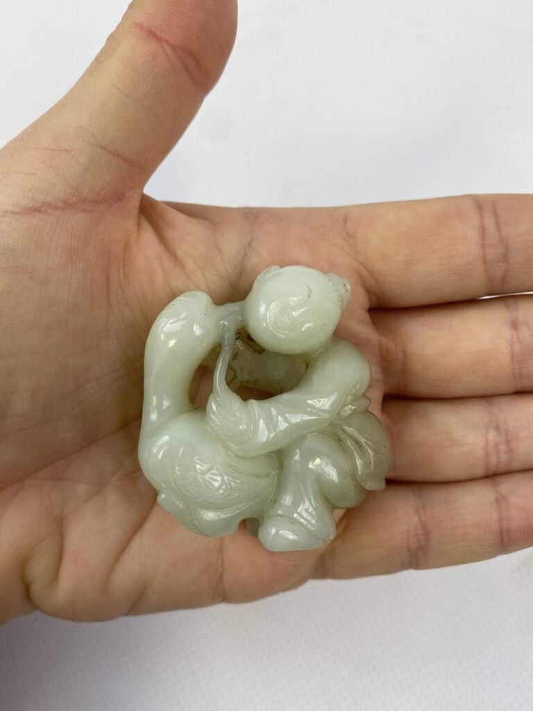 Sujet en jade céladon et rouille - Chine - Représentant un enfant jouant avec u…