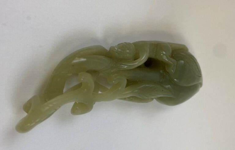 Sujet en jade céladon sculpté à l'effigie d'un singe à la pêche - Chine - Orné…