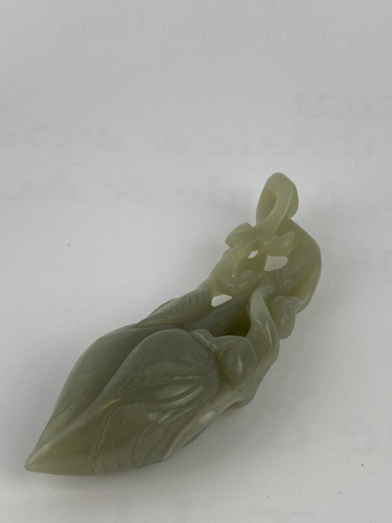 Sujet en jade céladon sculpté à l'effigie d'un singe à la pêche - Chine - Orné…