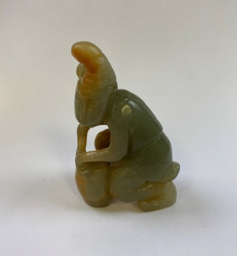 Sujet en jade veiné de rouile à l'effigie d'un vieillard - Chine - Il est repré…