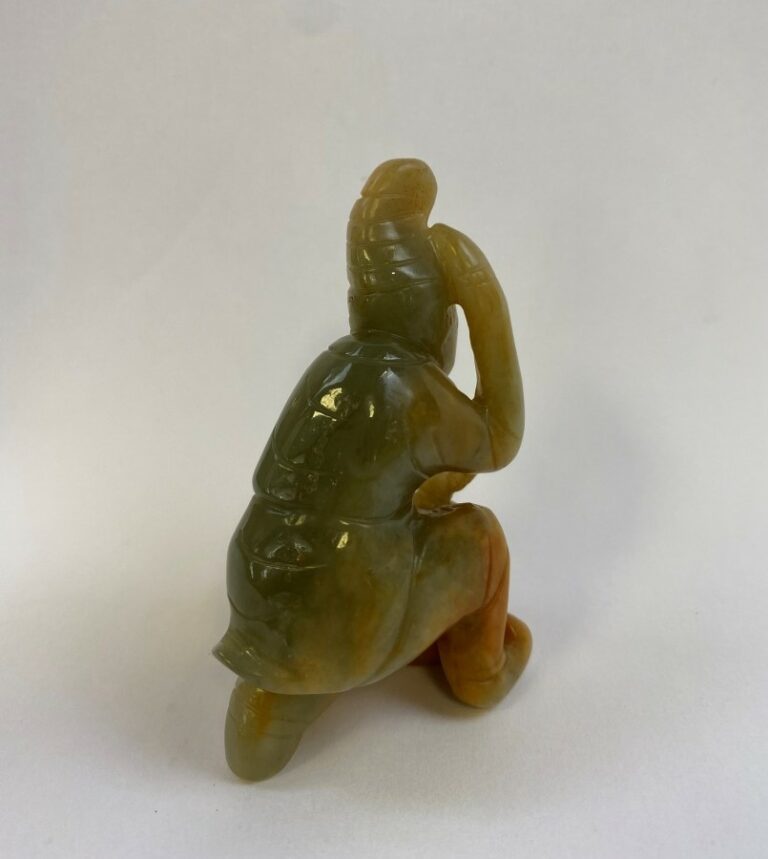 Sujet en jade veiné de rouile à l'effigie d'un vieillard - Chine - Il est repré…