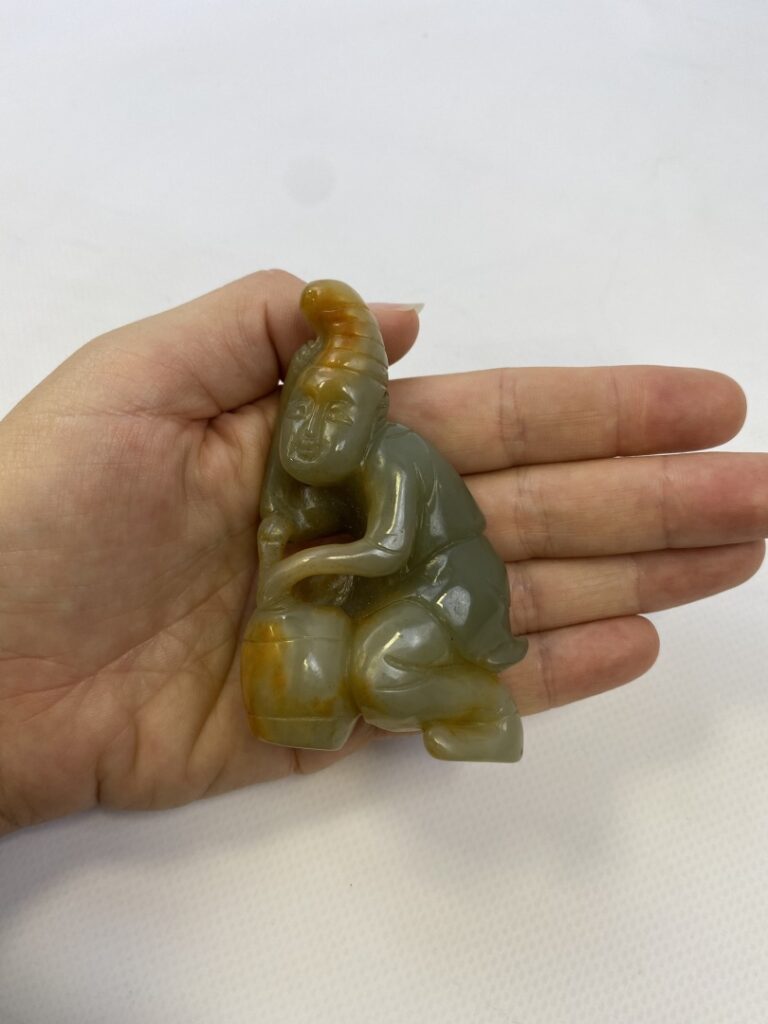 Sujet en jade veiné de rouile à l'effigie d'un vieillard - Chine - Il est repré…