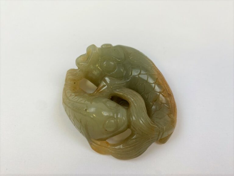Sujet en jade veiné de rouille sculpté figurant deux carpes - Chine - Représent…