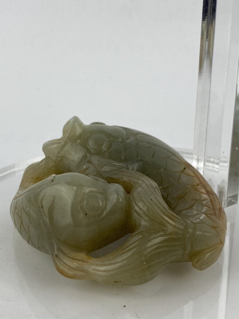 Sujet en jade veiné de rouille sculpté figurant deux carpes - Chine - Représent…