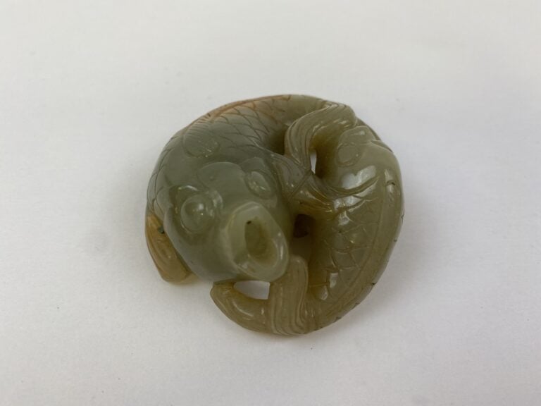 Sujet en jade veiné de rouille sculpté figurant deux carpes - Chine - Représent…