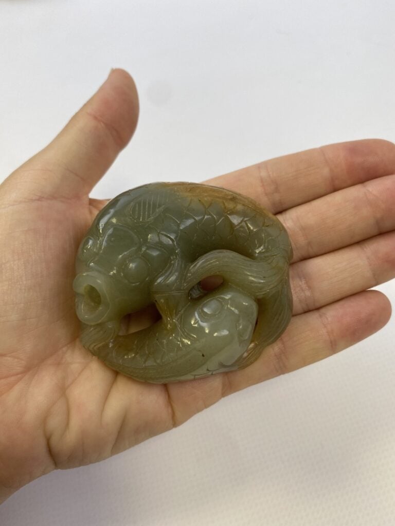 Sujet en jade veiné de rouille sculpté figurant deux carpes - Chine - Représent…
