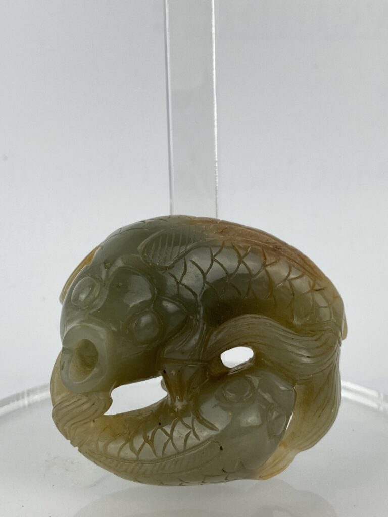 Sujet en jade veiné de rouille sculpté figurant deux carpes - Chine - Représent…