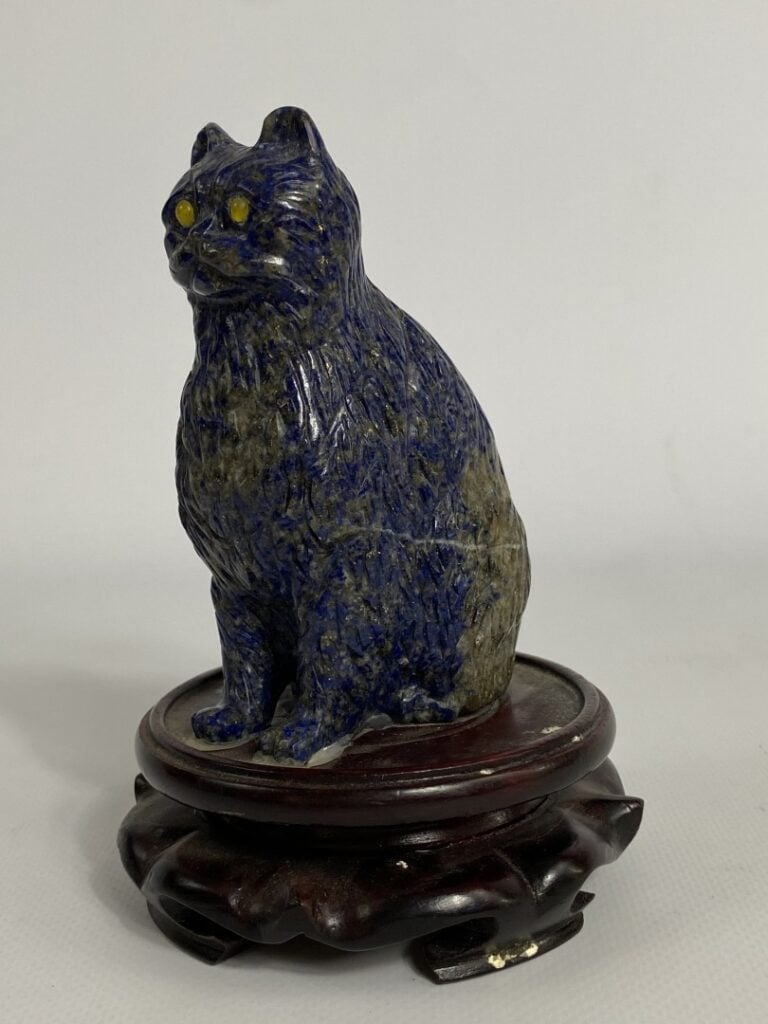 SUJET EN LAPIS-LAZULI SCULPTE A L'EFFIGIE D'UN CHAT - Sur un socle en bois, il…