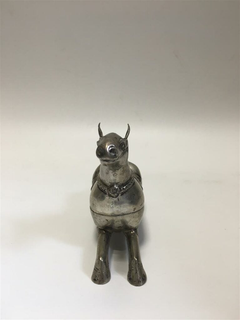 [-] SUJET EN METAL ARGENTE A L'EFFIGIE D'UN CHEVAL - H: 9,5 cm - L: 13 cm - (us…