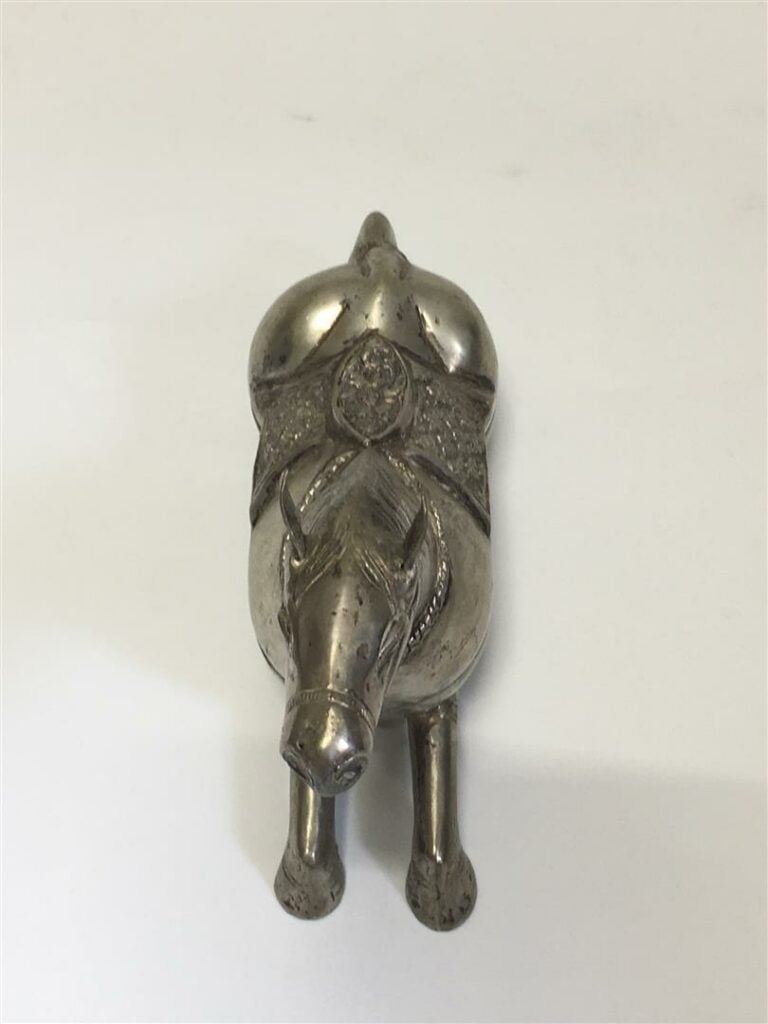 [-] SUJET EN METAL ARGENTE A L'EFFIGIE D'UN CHEVAL - H: 9,5 cm - L: 13 cm - (us…