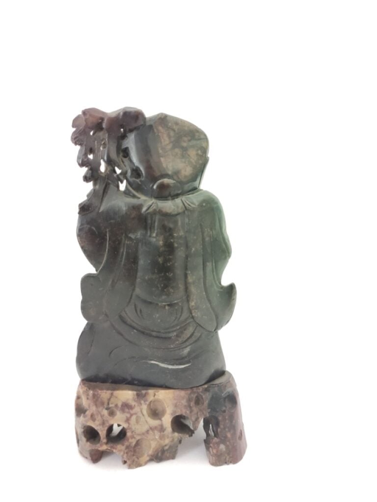 SUJET EN PIERRE DURE REPRESENTANT UN SAGE un petit daim sur ses genoux. - Chine…