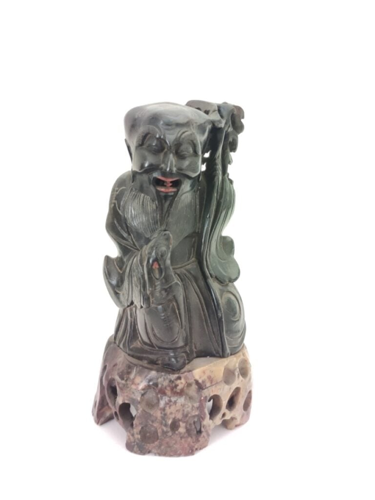 SUJET EN PIERRE DURE REPRESENTANT UN SAGE un petit daim sur ses genoux. - Chine…