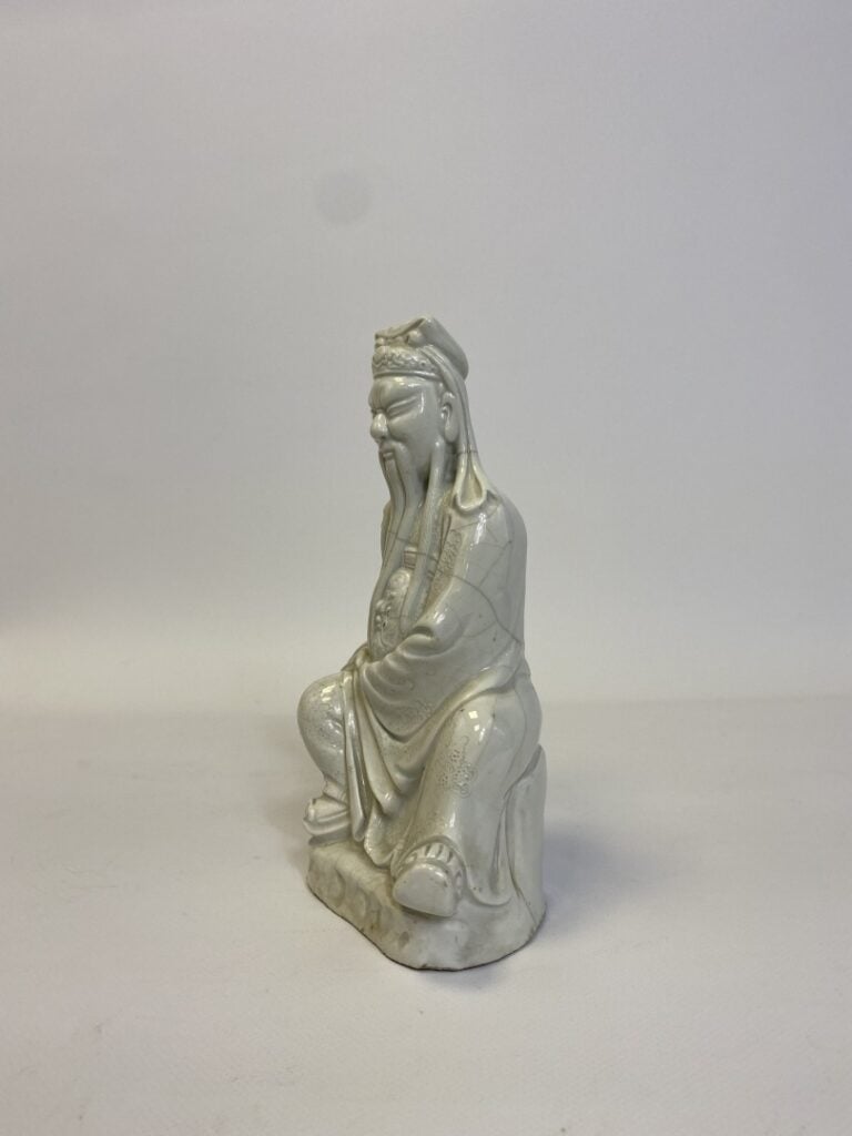 SUJET EN PORCELAINE A L'EFFIGIE DE GUANDI, BLANC DE CHINE - Chine, Début XXe si…