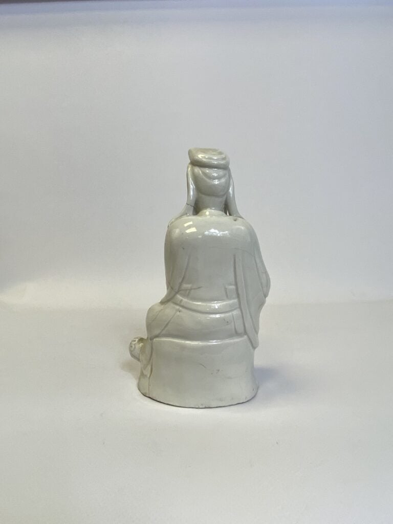 SUJET EN PORCELAINE A L'EFFIGIE DE GUANDI, BLANC DE CHINE - Chine, Début XXe si…