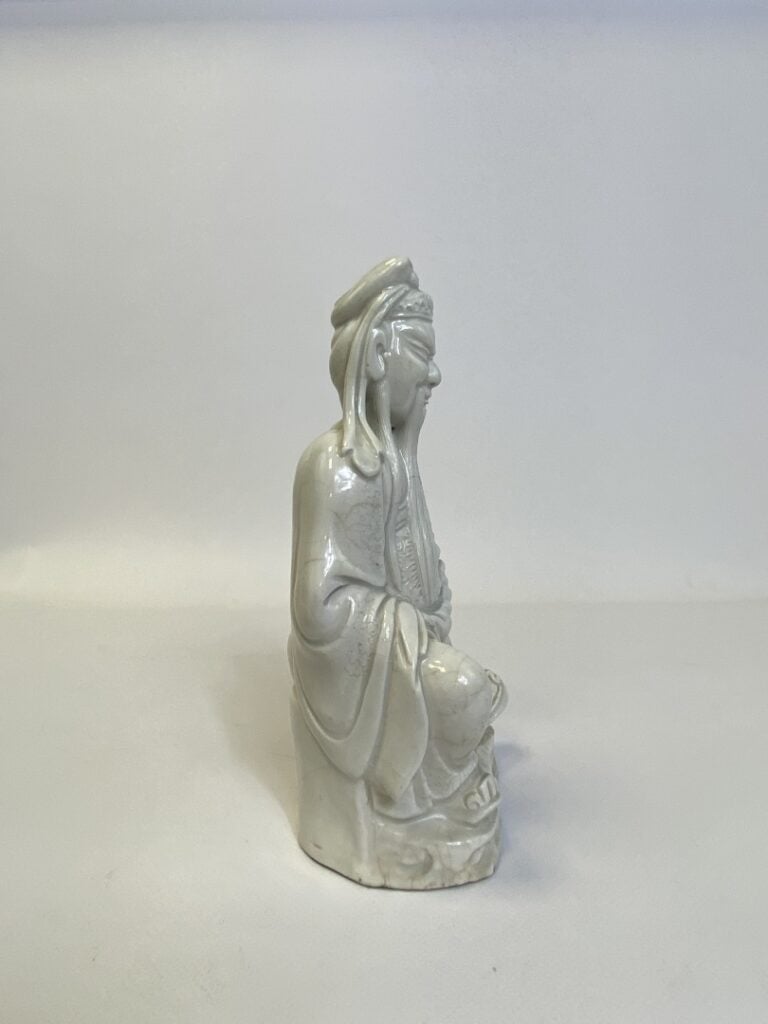 SUJET EN PORCELAINE A L'EFFIGIE DE GUANDI, BLANC DE CHINE - Chine, Début XXe si…