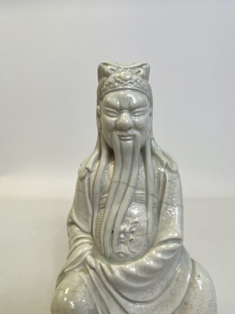 SUJET EN PORCELAINE A L'EFFIGIE DE GUANDI, BLANC DE CHINE - Chine, Début XXe si…