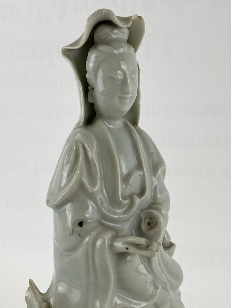 Sujet en porcelaine émaillé blanc de Chine - Chine, - Il est moulé à l'effigie…