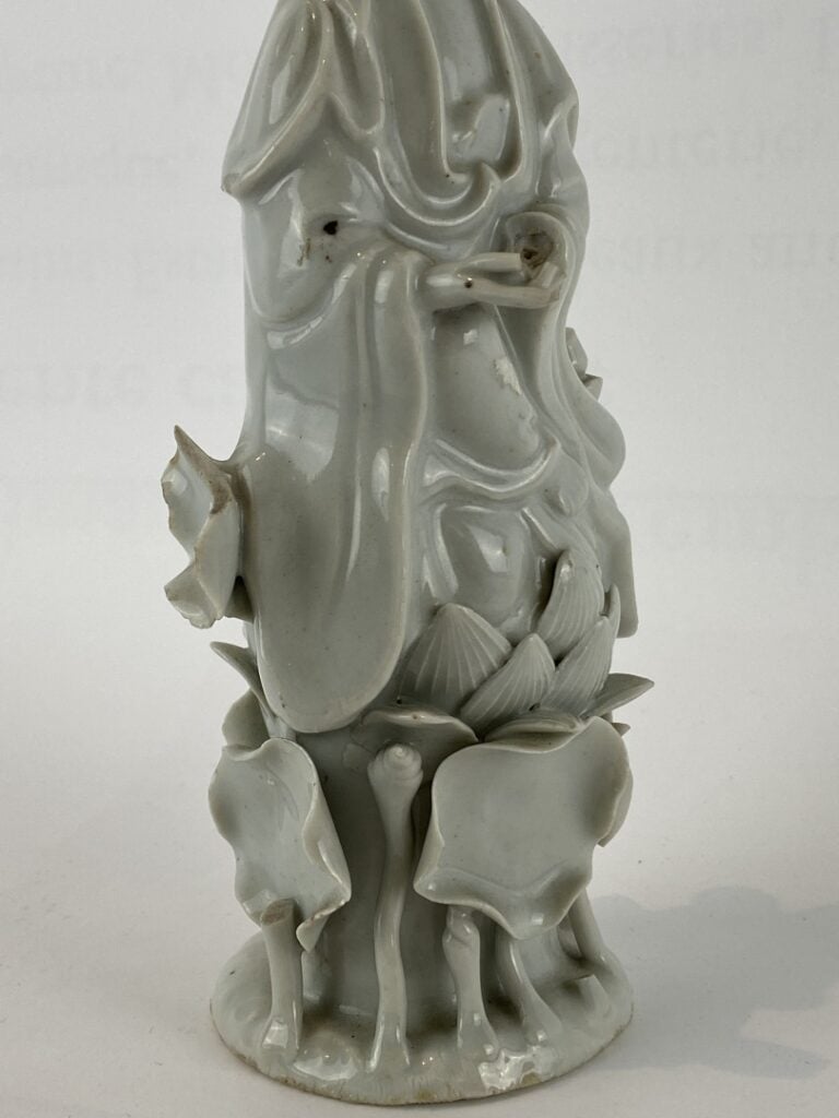 Sujet en porcelaine émaillé blanc de Chine - Chine, - Il est moulé à l'effigie…