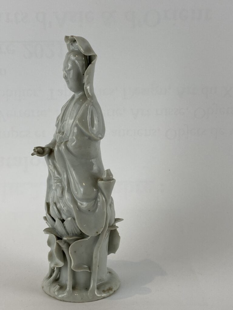 Sujet en porcelaine émaillé blanc de Chine - Chine, - Il est moulé à l'effigie…