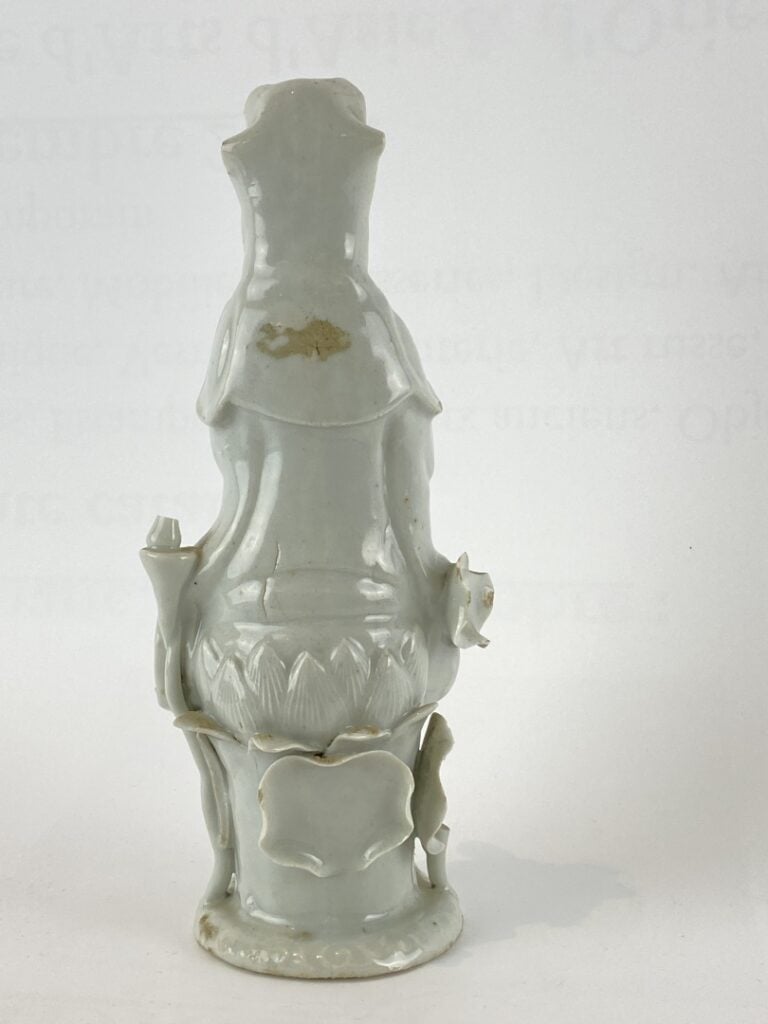 Sujet en porcelaine émaillé blanc de Chine - Chine, - Il est moulé à l'effigie…