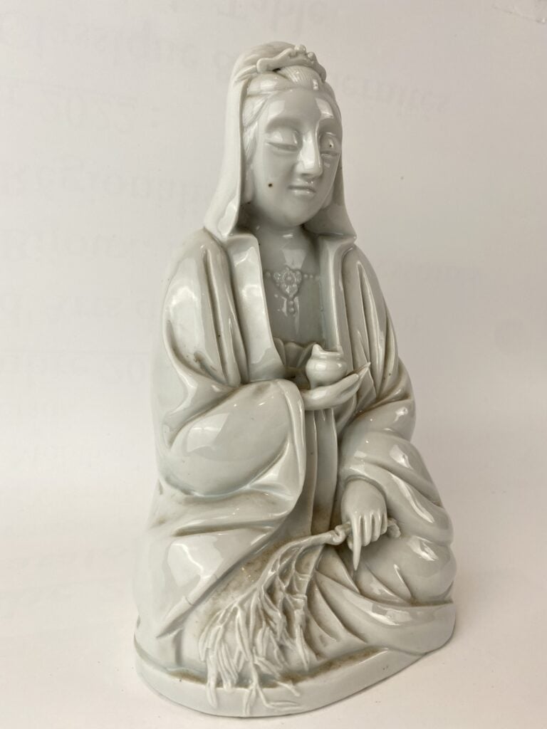 Sujet en porcelaine émaillée, blanc de Chine - Chine, - Creux en son sein. Emai…