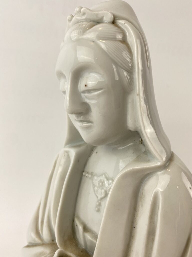 Sujet en porcelaine émaillée, blanc de Chine - Chine, - Creux en son sein. Emai…