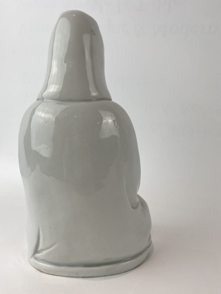 Sujet en porcelaine émaillée, blanc de Chine - Chine, - Creux en son sein. Emai…