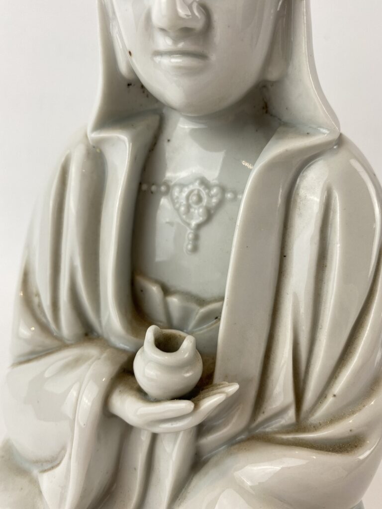 Sujet en porcelaine émaillée, blanc de Chine - Chine, - Creux en son sein. Emai…