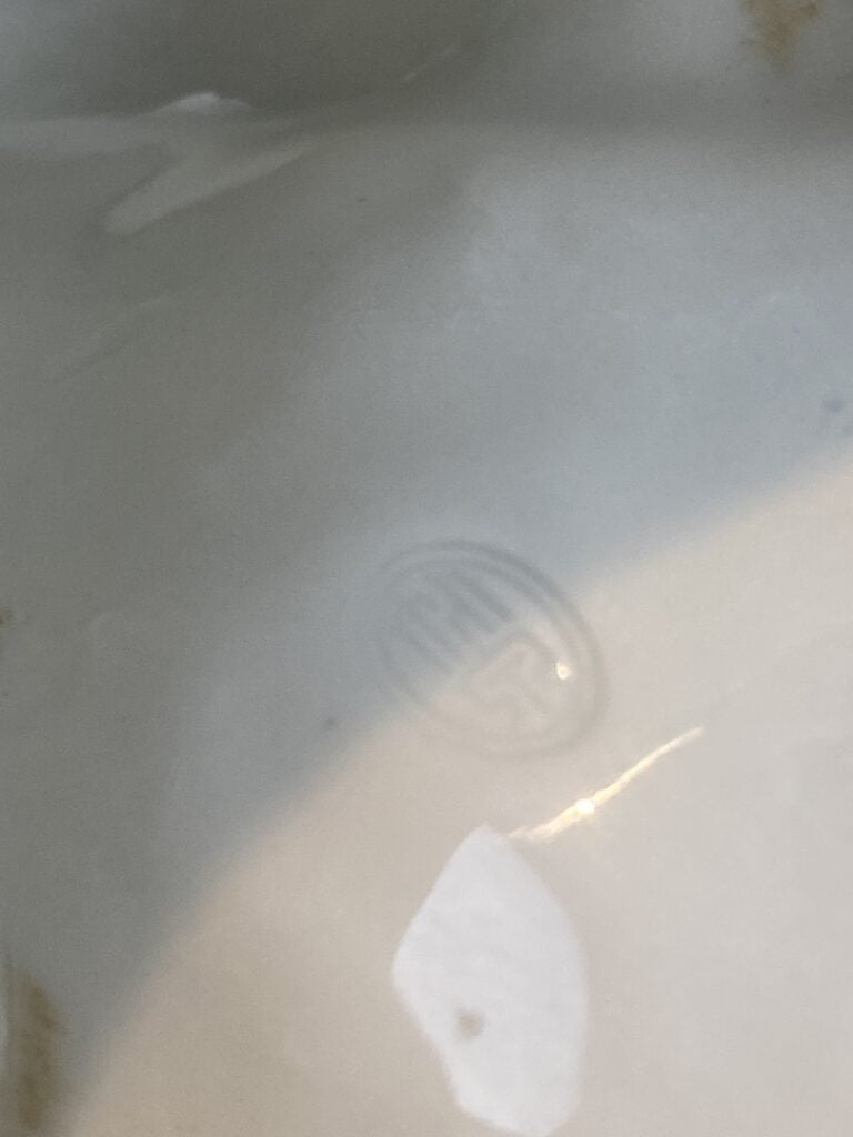 Sujet en porcelaine émaillée, blanc de Chine - Chine, - Creux en son sein. Emai…