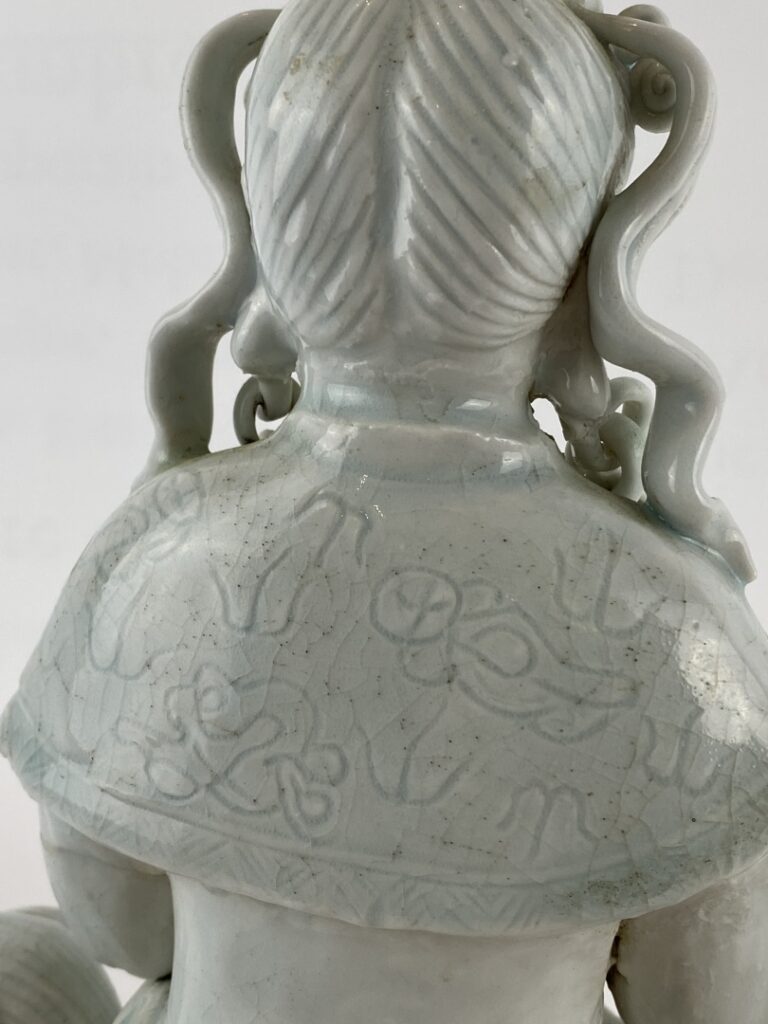 Sujet en porcelaine émaillée, blanc de Chine - Chine, De style Kangxi - Creux e…