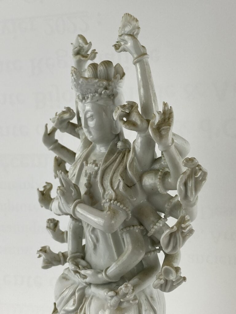 Sujet en porcelaine émaillée, blanc de Chine - Chine, - Il est moulé à l'effigi…