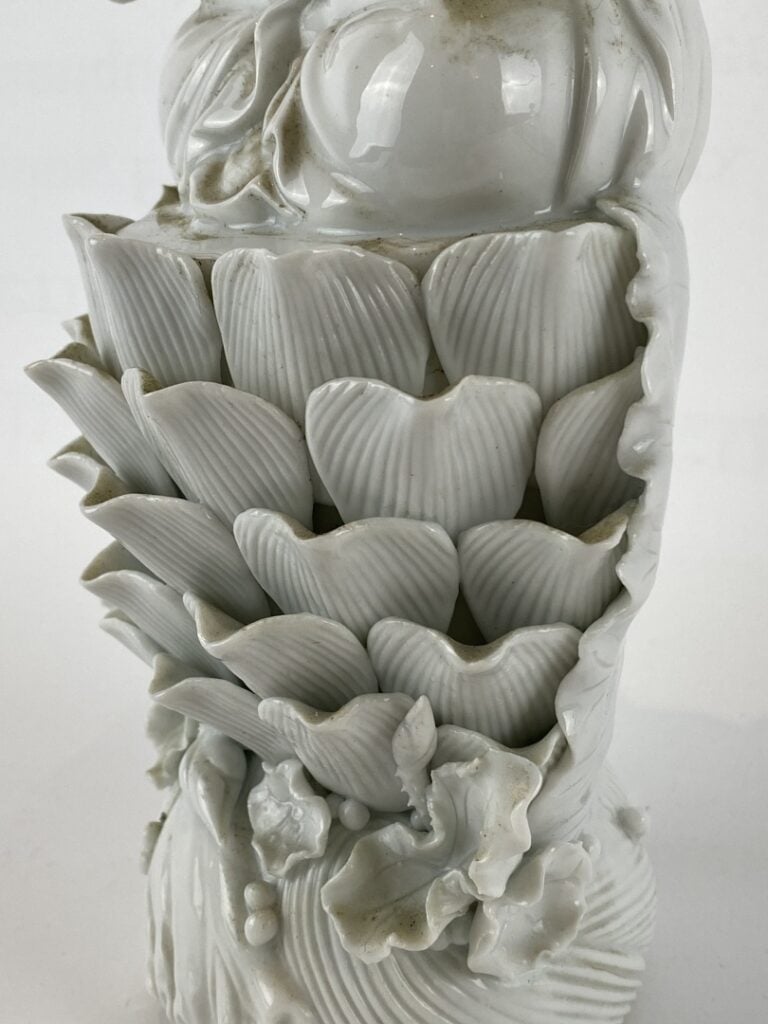Sujet en porcelaine émaillée, blanc de Chine - Chine, - Il est moulé à l'effigi…