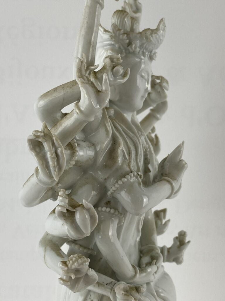 Sujet en porcelaine émaillée, blanc de Chine - Chine, - Il est moulé à l'effigi…